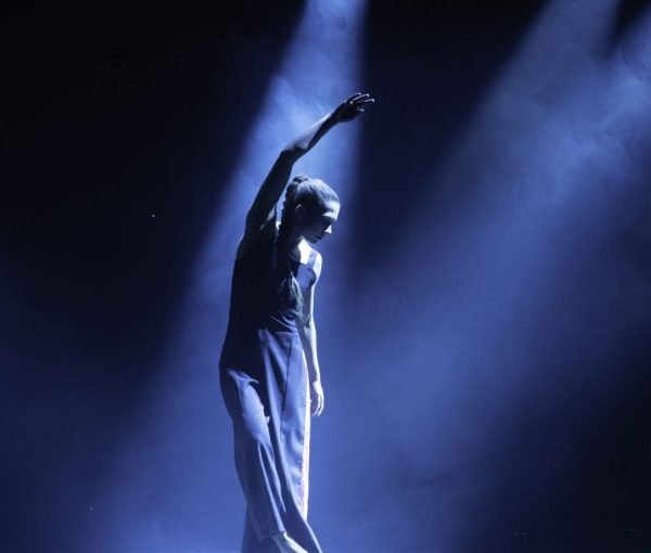 Soschia_HulaHoopJuggling_ExitandEnter_LilySchlinker_2022_-2_komprimiert